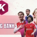 Kèo đồng banh là dạng cược xuất hiện khi hai đội bóng được đánh giá có sức mạnh tương đương. Để hạn chế rủi ro, tối ưu cơ hội thắng; bạn cần nhận biết đúng thời điểm và tình huống phù hợp để cược đồng banh. Cùng tỷ lệ kèo nhà cái tìm hiểu cơ chế hoạt động và cách đánh thắng dạng cược này để vào tiền hợp lý nhất. Tìm hiểu cơ chế của kèo đồng banh  Kèo đồng banh là dạng cược trong đó không có chấp cược giữa hai đội bóng. Dạng cược này còn được gọi là kèo chấp 0, trên bảng cược hiển thị Draw No Bet. Khi xuất hiện kèo này, trận đấu được đánh giá là “ngang sức”, hai đội bóng đều ở cùng “mức độ” cân bằng nhau. Cơ chế vận hành của kèo đơn giản như sau: Đội bạn chọn giành chiến thắng: Ăn toàn bộ tiền cược Đội anh em cược thua: Thua tiền cược Trận đấu hòa: Hoàn tiền đã đặt cược. Cơ chế hoàn tiền trong cược đồng banh giúp người chơi giảm thiểu rủi ro đáng kể. Bạn sẽ thấy kiểu cược này xuất hiện khi 2 đội bóng có thực lực ngang nhau, ở các trận derby căng thẳng.  Cách tính tiền khi cược chấp 0 Nhà cái muốn cân bằng tỷ lệ cược muốn đảm bảo công bằng. Bạn có thể yên tâm lên cược khi không có chênh lệch lớn của 2 đội bóng. Khi tính tiền kèo đồng banh, anh em áp dụng công thức sau:  Cược thắng: Tiền nhận= Tiền cược x (1+ tỷ lệ odds) Hòa kèo đồng banh: Tiền nhận = tiền cược đã đặt Cược thua: Tiền thua= Toàn bộ tiền đã lên cược Ví dụ, trong kèo nhà cái hôm nay, trận giữa MU và Chelsea, xuất hiện kèo chấp 0 với tỷ lệ hai cửa lần lượt là 0.8 và 1. Bạn cược 100k cho MU thắng, thì tiền thưởng sẽ tính theo công thức: MU thắng: Nhận 100 x (1+0.8)= 180K  Hòa: Nhận lại 100K MU thua: Mất 100k  Khi bạn cược cho Chelsea thắn thì công thức tính tiền thắng thua cũng tương tự. Tuy nhiên, lúc này tỷ lệ odds sẽ thay đổi theo quy định của nhà cái. Cách tính này rõ ràng, dễ hiểu, bet thủ có thể tự tính toán ngay khi bắt đầu tham gia đặt cược kèo đồng banh.  Bí quyết đánh thắng cược đồng banh 100% từ cao thủ Để tối ưu tỷ lệ thắng, bạn cần tìm hiểu kỹ về cơ chế vận hành, cách tính tiền khi đặt cược chấp 0. Ngoài ra, anh em nên update bí quyết đánh thắng 100% từ cao thủ như sau. Lựa chọn thời điểm theo kèo đồng banh Không phải trận đấu nào lên cược chấp 0 cũng có thể thắng. Bạn cần nhận biết các trận đấu cược đồng banh tỷ lệ thắng cao như sau: Hai đội phong độ tương đương  Trận đấu không đội nào có lợi thế rõ rệt thì cược đồng banh tỷ lệ thắng cao. Đặc biệt lưu ý trận giữa 2 đội top đầu hoặc 2 đội ngang sức có tỷ lệ chấp nhỏ.  Một đội có lợi thế sân nhà  Bạn thấy đội chủ nhà có phong độ tốt thì cược kèo đồng banh lệ thắng cao  Đội hình trong trận có sự thay đổi  Đội khách mất cầu thủ chủ chốt, nhiều cầu thủ dự bị ra sân; anh em nên ưu tiên cược chủ nhà khi lên cược đồng banh.  Chọn đúng thời điểm và theo dõi các biến động  Kèo đồng banh sẽ được nhà cái công bố từ khá sớm. Bạn cần theo dõi thời gian xuất hiện kèo và biến động tỷ lệ odds trước giờ bóng lăn. Nên quan sát từ 1-2 tiếng để nhận diện xu hướng của kèo cược. Lưu ý không nên cược quá sớm, chờ đội hình chính thức được công bố rồi mới lên cược. Tìm hiểu dữ liệu về phong độ của 2 đội  Xem xét phong độ 2 đội khi lên cược đồng banh Phong độ 2 đội bóng trong trận đấu ảnh hưởng đến kết quả kèo đồng banh. Hãy xem xét và thống kê thông tin của 2 đội, chú ý đến các yếu tố như: Đội hình đấu: Quan sát xem đội nào có đội hình ổn định hay đang có vấn đề như cầu thủ chủ chốt chấn thương, vắng mặt Phong độ trên sân nhà/khách: các đội bóng thường sẽ có phong độ tốt trên sân nhà. Xem xét yếu tố sân nhà và sân khách để quyết định đặt cược sao cho hợp lý  Lịch sử đấu: Thống kê các trận gặp nhau của 2 đội, xem tỷ lệ thắng, khả năng kiểm soát bóng, tỷ lệ trực tuyến ở các trận.. để đánh giá cược chính xác  Đánh giá mức độ quan trọng của trận đối đầu Ở các trận đấu loại trực tiếp, derby hay chung kết thì khả năng hòa cao. Bởi cả 2 đội sẽ ưu tiên phòng thủ, tránh tối đa sai lầm. Bạn cần phân tích tỷ lệ odds kèo đồng banh, chiến thuật và nhiều yếu tố khác để soi kèo chuẩn.  Kết hợp cược đồng banh và các loại cược khác Khi lên kèo cược đồng banh, bạn có thể phân tích để chọn cược tài xỉu. Trong các trận ngang sức thì khả năng xuất hiện bàn thắng không cao. Anh em nên ưu tiên lên cược ở cửa xỉu để tối ưu tỷ lệ thắng của mình.  Kèo đồng banh được đánh giá là dạng cược “dễ ăn” nhất trong hệ thống kèo châu Á. Tuy nhiên, khi đặt cược anh em cần tìm hiểu kỹ thông tin trận, dữ liệu thống kê, tỷ lệ kèo nhà cái và nhiều thông tin khác. Tại kèo nhà cái 5, lịch thi đấu, bxc, tỷ lệ bóng đá và nhiều thông tin khác được update liên tục, giúp bạn soi kèo thắng lớn cực đã. 